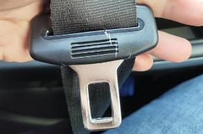 艾瑞澤5后排安全帶卡扣怎么扣不上啊？