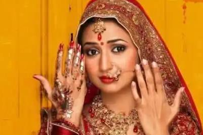 印度人鼻釘打在左邊還是右邊 印度人打鼻釘?shù)闹v究